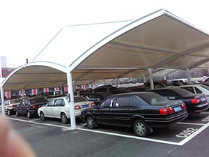鋼<font color='red'>膜結(jié)構(gòu)車棚</font>特點，怪不得越來越多人選擇！(圖文)