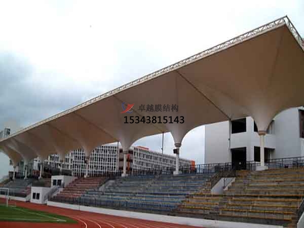 盈江<font color='red'>膜結構看臺</font>主席臺雨棚施工安裝