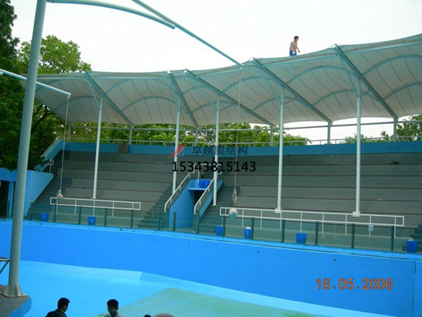 貢山<font color='red'>膜結構看臺</font>主席臺雨棚施工安裝
